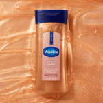 روغن ژلی براق بدن وازلین Sunlit Glow حجم 200 میلیلیتر نمای محصول Sunlit Glow وازلین